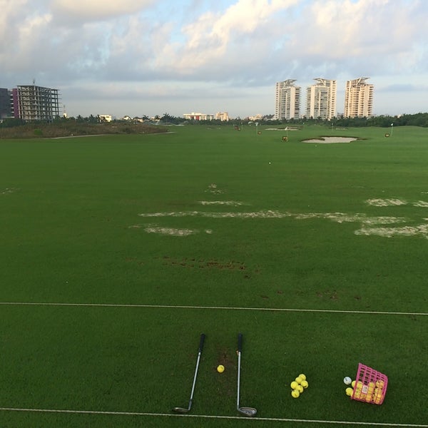 Das Foto wurde bei Puerto Cancún Golf Club von Miguelito G. am 3/13/2015 aufgenommen