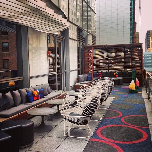 9/2/2013 tarihinde Rolando R.ziyaretçi tarafından Living Room Bar &amp; Terrace @ W New York - Downtown'de çekilen fotoğraf