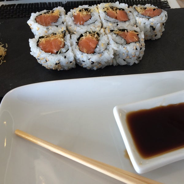 O melhor sushi 🍣 pelo fantástico Sushi Man Hugo Alcântara! Salmão com batata doce! Simplesmente delicioso!
