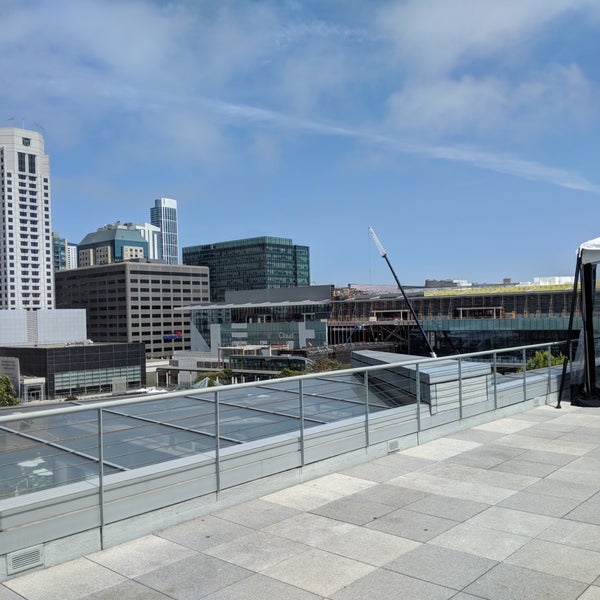 Foto tirada no(a) City View at Metreon por Nick S. em 7/26/2018