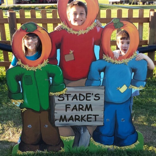 Foto diambil di Stade&#39;s Farm &amp; Market oleh Kathy R. pada 10/27/2014
