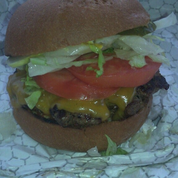 Foto diambil di American Wild Burger oleh Kathy R. pada 6/10/2013