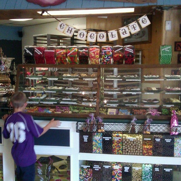 รูปภาพถ่ายที่ Riverside Chocolate Factory โดย Kathy R. เมื่อ 7/20/2013