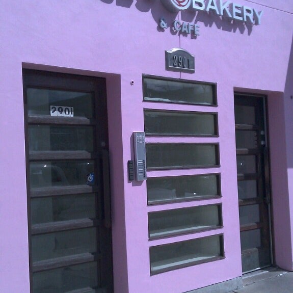 4/1/2013 tarihinde Kathy R.ziyaretçi tarafından Rose&#39;s Wheat Free Bakery &amp; Cafe'de çekilen fotoğraf