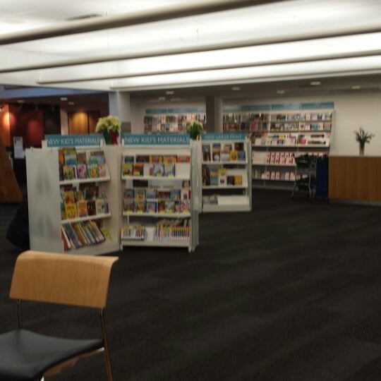 รูปภาพถ่ายที่ Niles Public Library District โดย Kathy R. เมื่อ 12/27/2013
