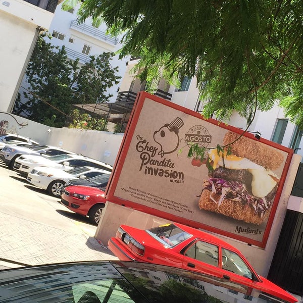 รูปภาพถ่ายที่ Mustard&#39;s Burger Shop &amp; Grill โดย @chefpandita เมื่อ 8/9/2015