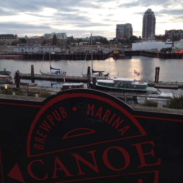 Foto scattata a CANOE Brewpub Marina &amp; Restaurant da Rain C. il 9/7/2016