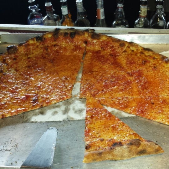 Das Foto wurde bei Nick&#39;s New Haven Style Pizzeria and Bar von Edward C. am 4/21/2014 aufgenommen