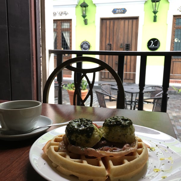 รูปภาพถ่ายที่ Waffle-era Tea Room alias La Waflera Old San Juan โดย didi เมื่อ 10/31/2019