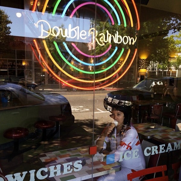 6/19/2014 tarihinde david y.ziyaretçi tarafından Double Rainbow Cafe'de çekilen fotoğraf
