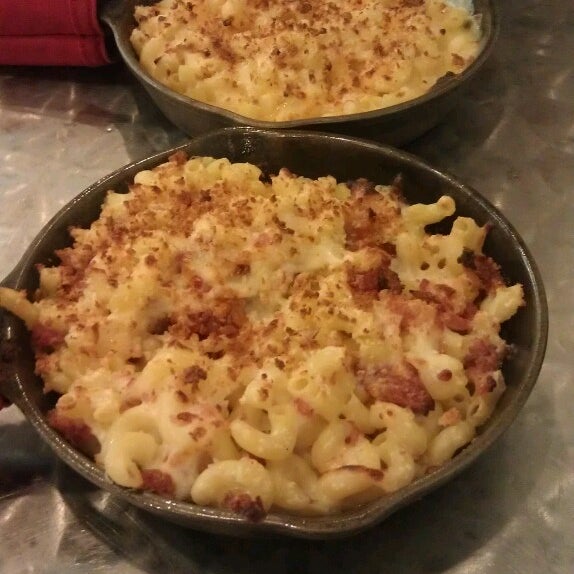 Foto scattata a Cheese-ology Macaroni &amp; Cheese da Ted S. il 10/11/2013