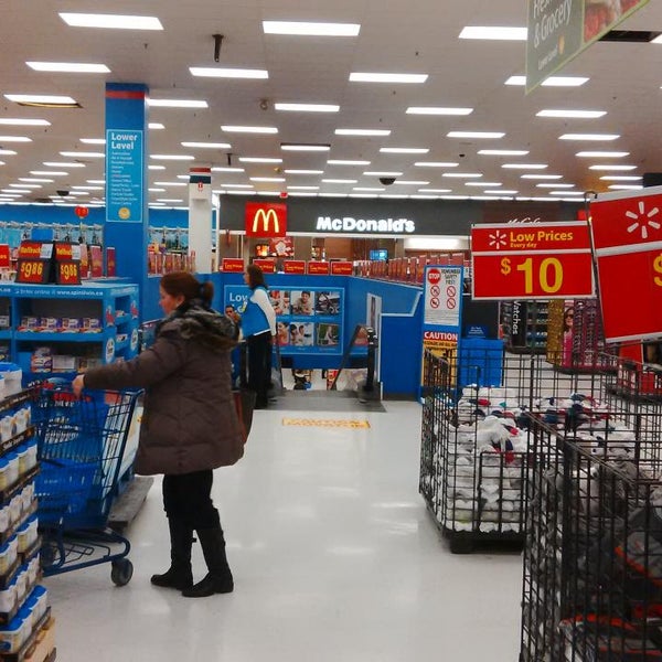 Foto tirada no(a) Walmart Supercentre por Amir M. em 1/6/2014