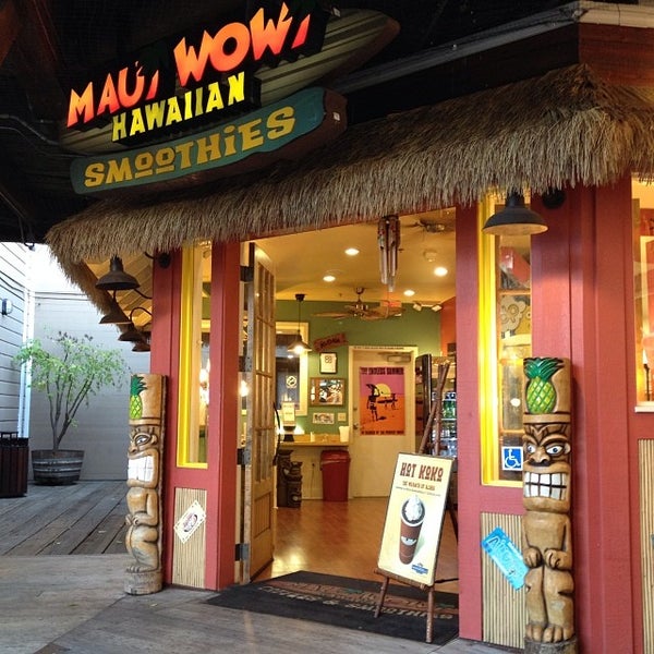 Photo taken at Maui Wowi Hawaiian Coffees &amp; Smoothies at Pier 39 by River M. on 11/22/2013