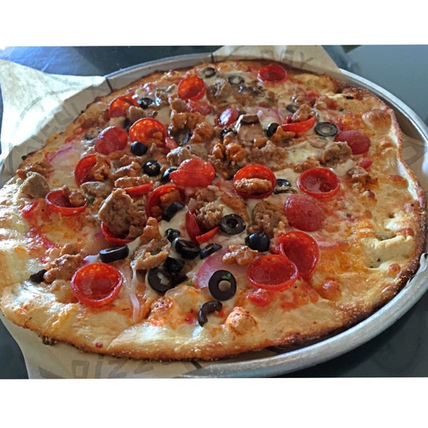 6/5/2015 tarihinde Jo J.ziyaretçi tarafından Pieology Pizzeria'de çekilen fotoğraf