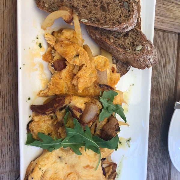 Omlette was delicious too but their breads were my favorite 🥖🥨
