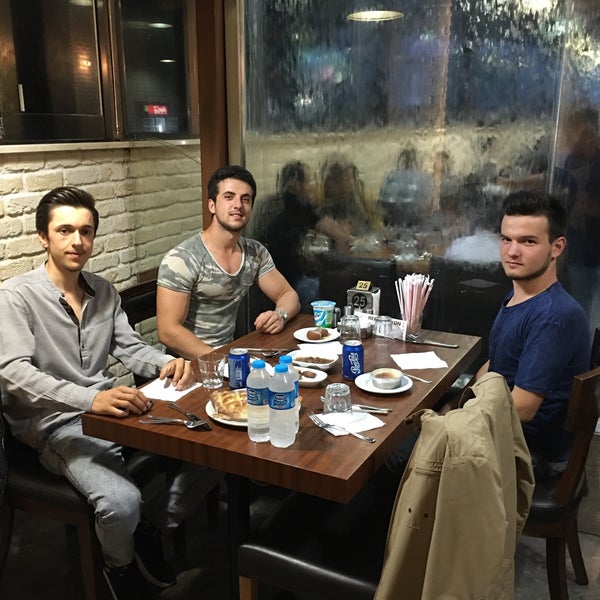 Das Foto wurde bei Şanlıurfa İskender Kebap Restaurant von Melih Y. am 6/10/2017 aufgenommen