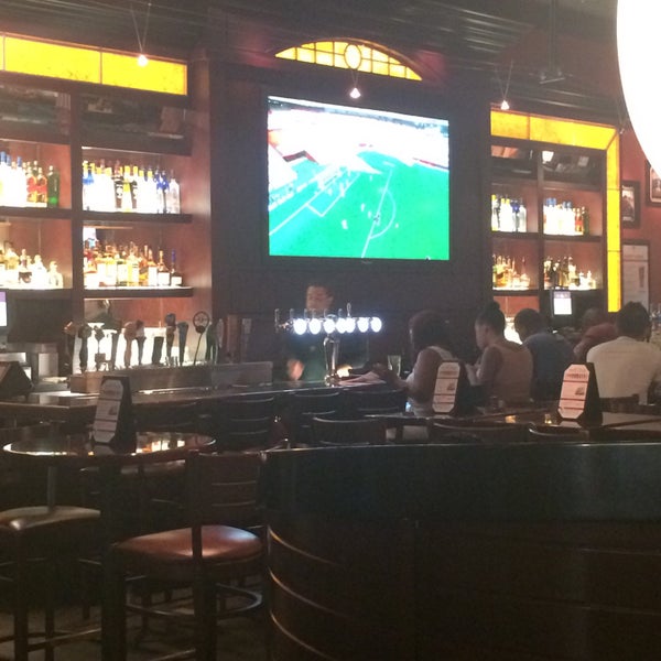 Photo taken at BJ&#39;s Restaurant &amp; Brewhouse by Márcia C. on 7/6/2015