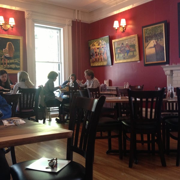 5/5/2013에 Jen G.님이 Caffe Galleria Restaurant &amp; Market에서 찍은 사진