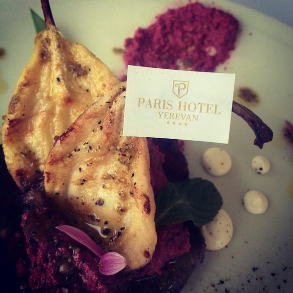 Das Foto wurde bei Montmartre Restaurant &amp; Cafe &amp; Bar von Hamlet M. am 12/7/2014 aufgenommen