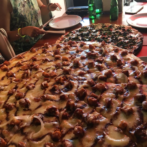Das Foto wurde bei The Upper Crust Pizzeria von Hilal L. am 7/31/2017 aufgenommen
