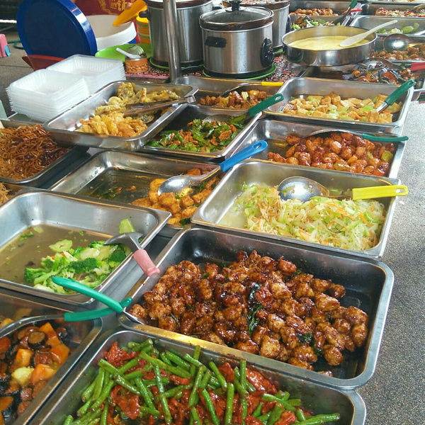 The Chinese Vegetarian Mixed Rice stall offers some excellent spread at reasonable prices. Tasty and fresh too.
