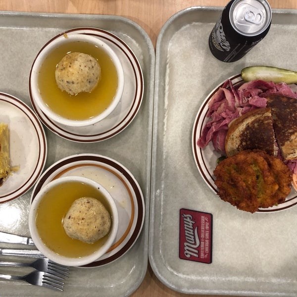 10/5/2019 tarihinde Andrew W.ziyaretçi tarafından Manny&#39;s Cafeteria &amp; Delicatessen'de çekilen fotoğraf