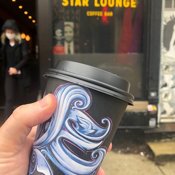 5/17/2020 tarihinde Andrew W.ziyaretçi tarafından Dark Matter Coffee (Star Lounge Coffee Bar)'de çekilen fotoğraf