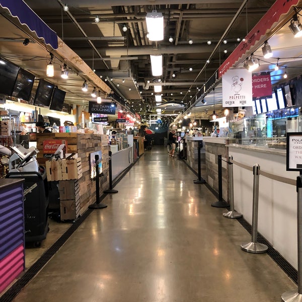 Foto diambil di Chicago French Market oleh Andrew W. pada 9/7/2019