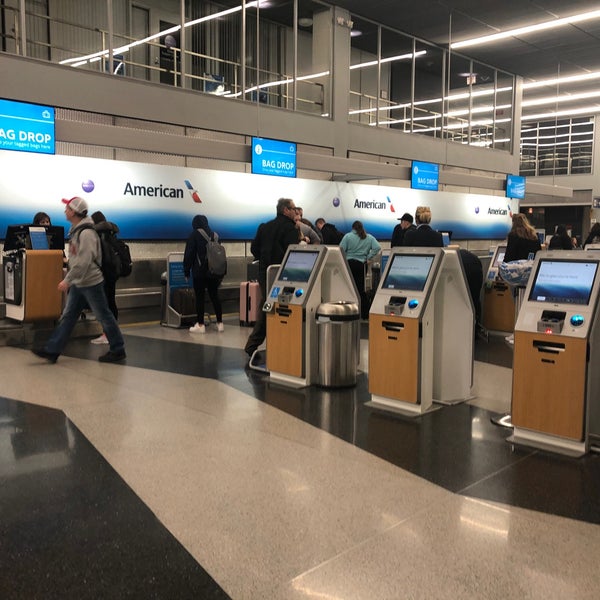 รูปภาพถ่ายที่ American Airlines Ticket Counter โดย Andrew W. เมื่อ 3/7/2020