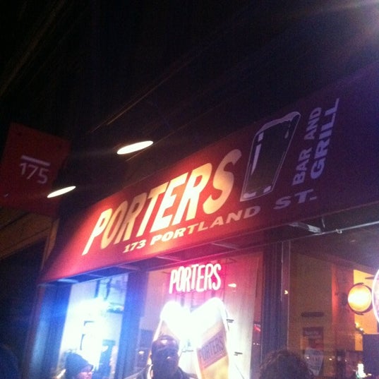 Das Foto wurde bei Porters Bar and Grill von Carlos B. am 12/9/2012 aufgenommen