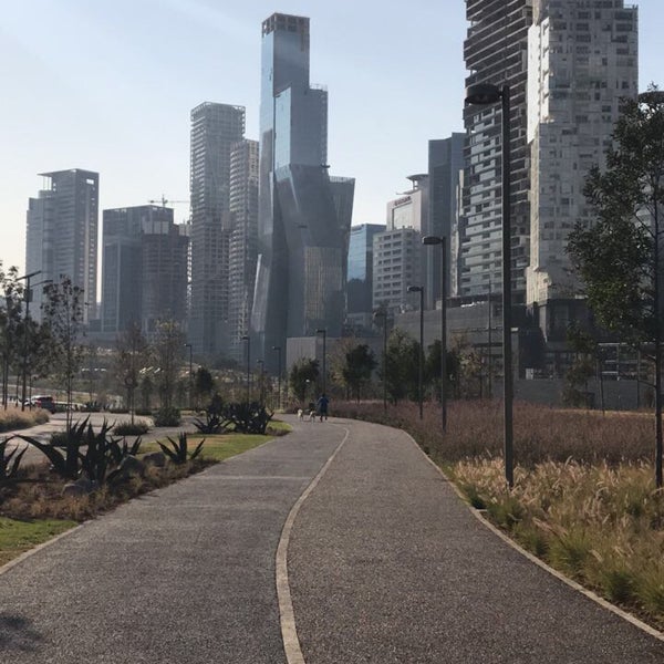 Quedó muy bien el parque ! Área de perros 🐕 , skaters🏂, bici 🚲 , runners 🏃🏻, genial para venir a hacer ejercicio 🎽.El estacionamiento se llena rápido. #sigamoslasreglasdelparque 👍🏻👌🏼