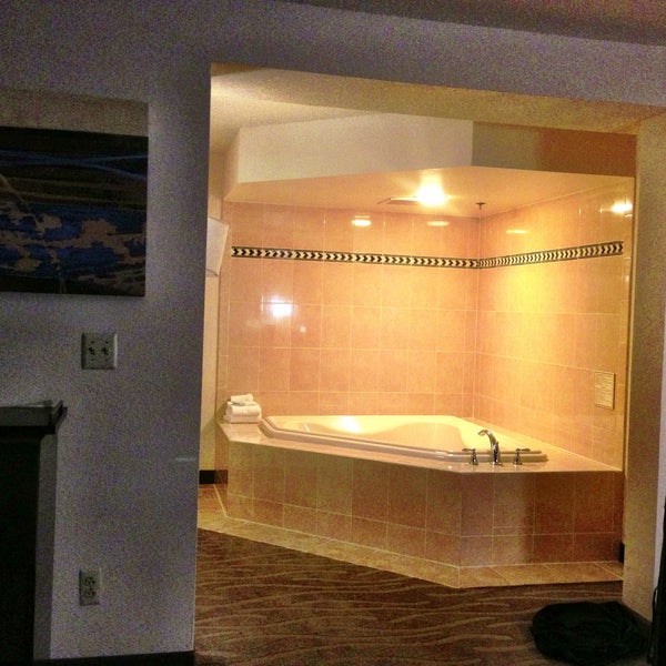 Foto scattata a Holiday Inn Express &amp; Suites da Justin ⚓. il 4/17/2013