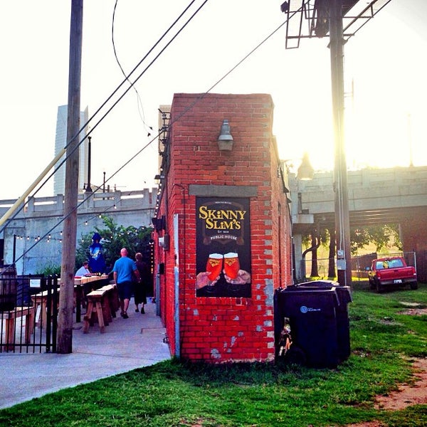 Foto tomada en Skinny Slims Public House  por Justin ⚓. el 6/22/2013