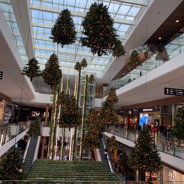 Foto tomada en Aupark Shopping Center  por Laci D. el 12/1/2019