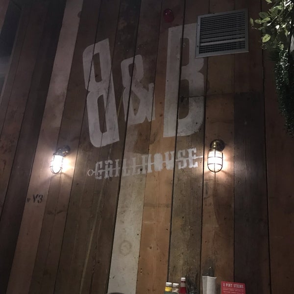 Foto tirada no(a) Burgers and Beers Grillhouse por Lisa Y. em 9/7/2019