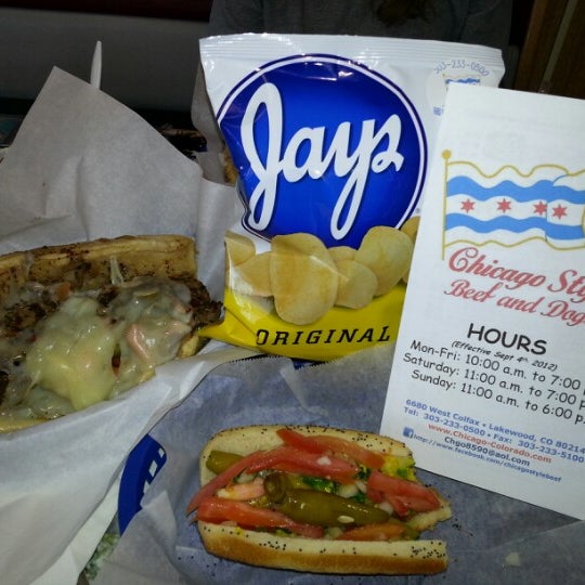 Foto scattata a Chicago Style Beef &amp; Dogs da David il 12/26/2012