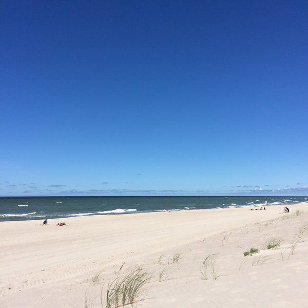 Foto tirada no(a) Nidos centrinis pliazas/ Nida Beach por Egle U. em 7/6/2017