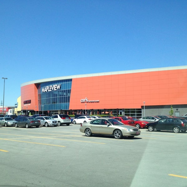 Foto tirada no(a) Mapleview Shopping Centre por Susan P. em 5/16/2013