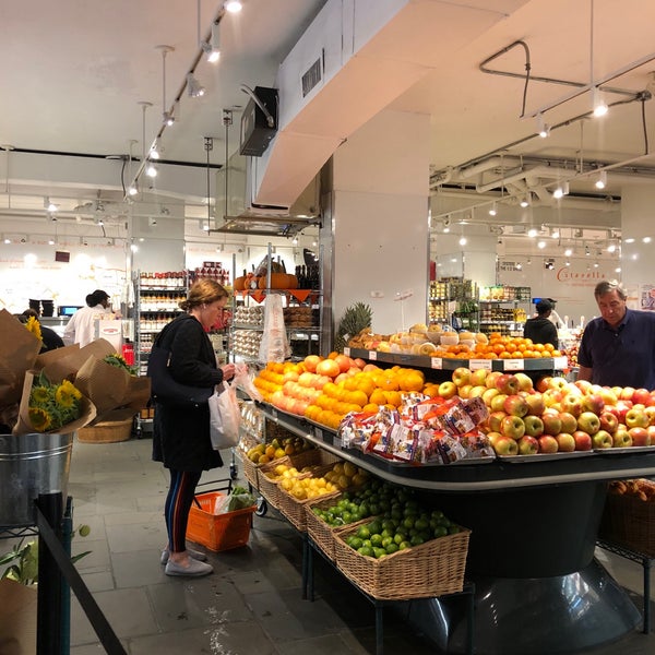 Foto scattata a Citarella Gourmet Market - West Village da Laurence H. il 9/23/2018
