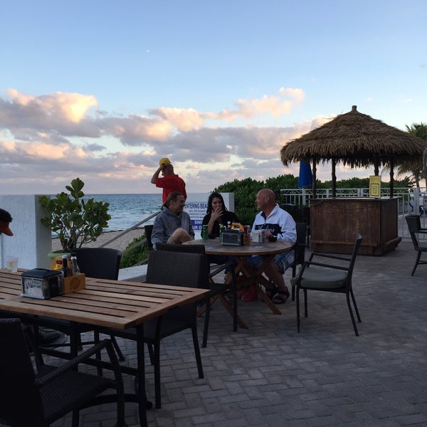 Foto tomada en Bamboo Beach Tiki Bar &amp; Cafe  por Laurence H. el 1/29/2015