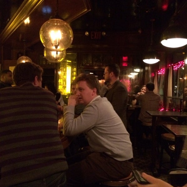 รูปภาพถ่ายที่ Cole&#39;s Greenwich Village โดย Laurence H. เมื่อ 12/18/2013