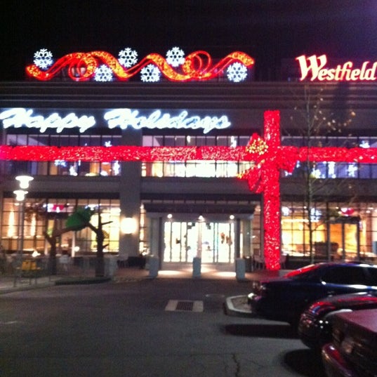 รูปภาพถ่ายที่ Trumbull Mall โดย Kristy T. เมื่อ 11/23/2012