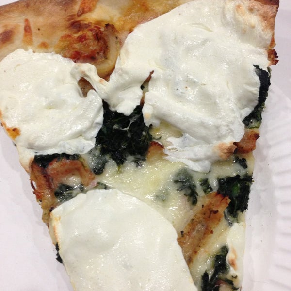 Снимок сделан в Pastafina Pizza пользователем Michelle W. 1/27/2013