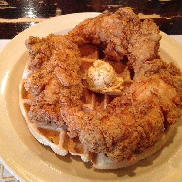 Foto tirada no(a) Maxine&#39;s Chicken &amp; Waffles por Jason W. em 1/11/2015