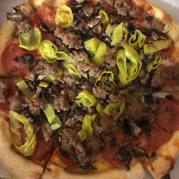 รูปภาพถ่ายที่ Patxi&#39;s Pizza โดย Cal V. เมื่อ 2/11/2018