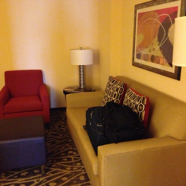 5/2/2014 tarihinde David C.ziyaretçi tarafından Embassy Suites by Hilton'de çekilen fotoğraf