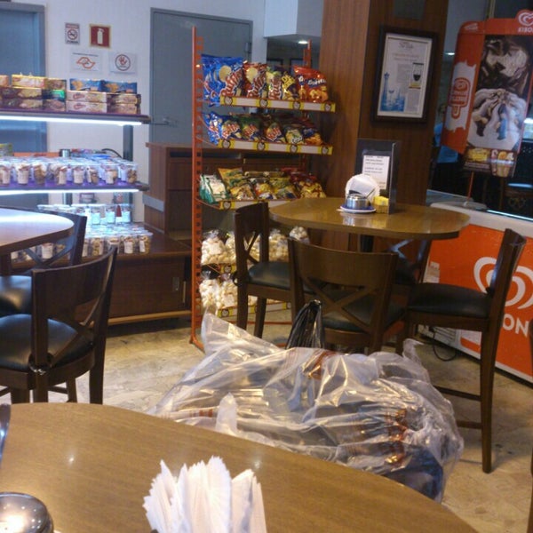 Photo taken at Aloha Coffee &amp; Bakery - Desde 2.003. by Rosana L. on 3/25/2013