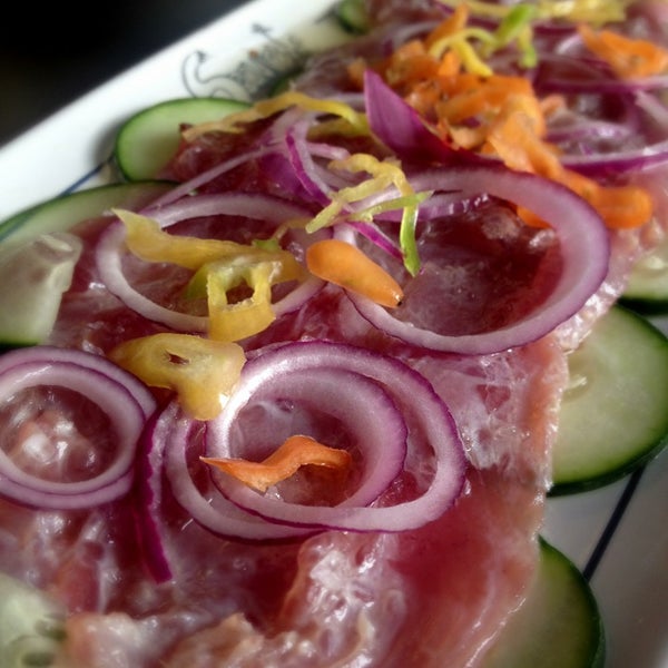 Si esta el chef y trajo algo en especias, pide que te recomiende algo... El sashimi de atún esta irrealmente delicioso