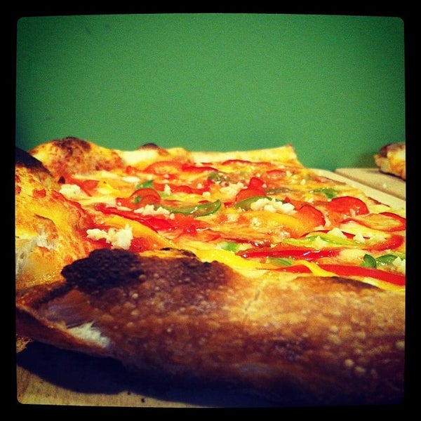 Das Foto wurde bei Tomasso - New York Pizza von Angelo L. am 2/1/2014 aufgenommen