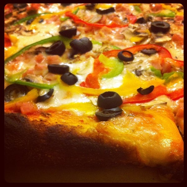 Снимок сделан в Tomasso - New York Pizza пользователем Angelo L. 4/12/2014